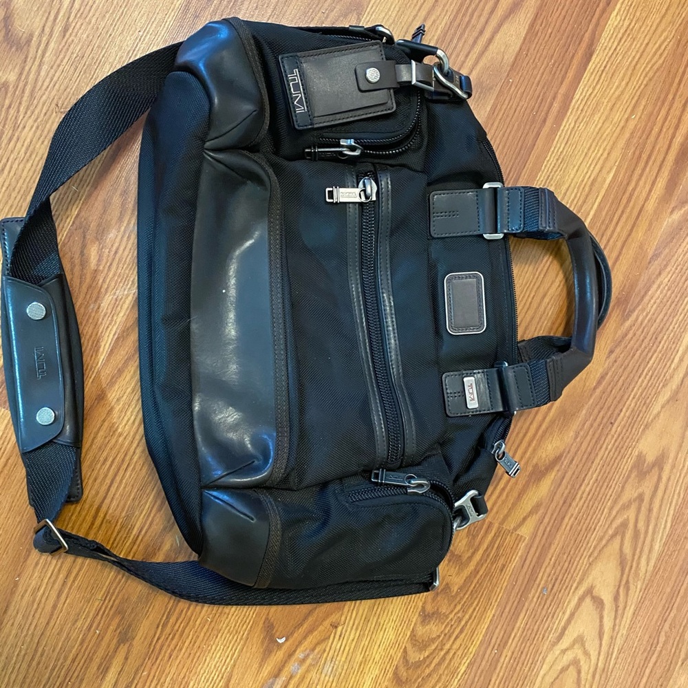 Tumi organizer bag black. Never used and like new.